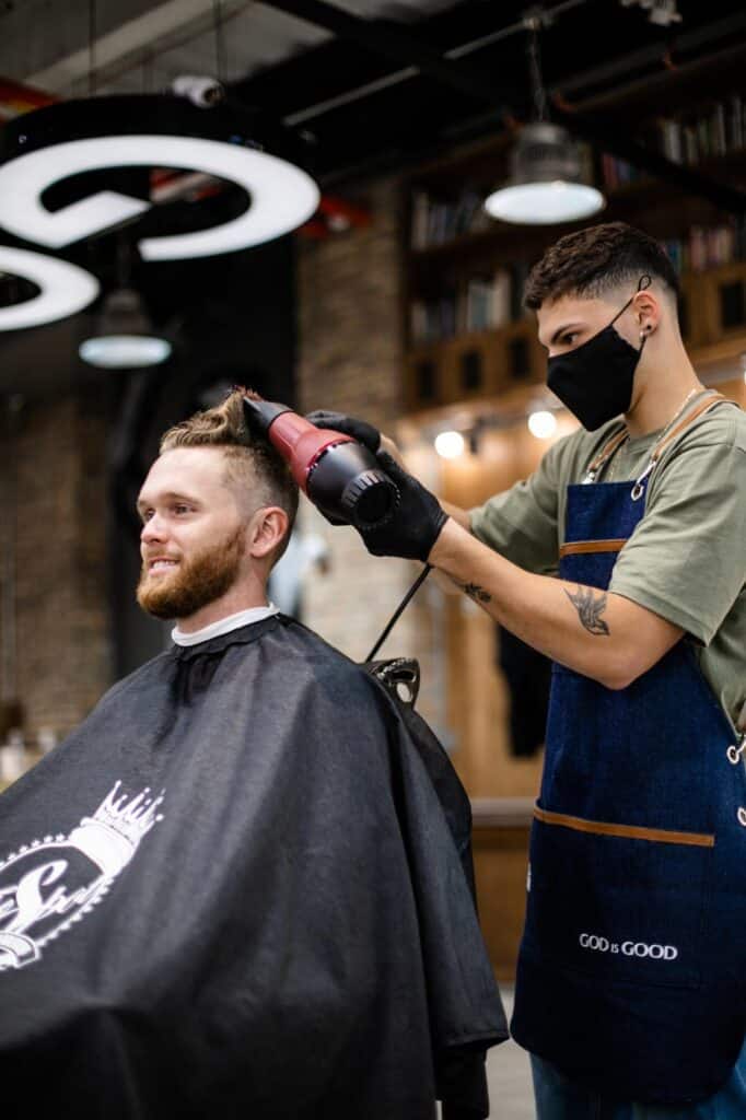 How to Qualify for Barber Instructor Jobs